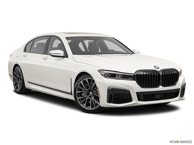 2022 BMW 7 Series 750i xDrive | Driving